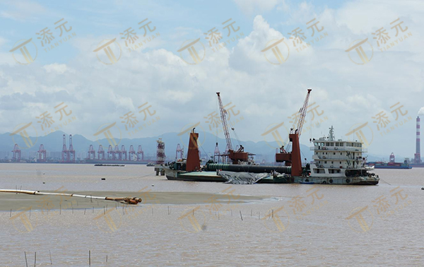 海上铺排船作业.jpg