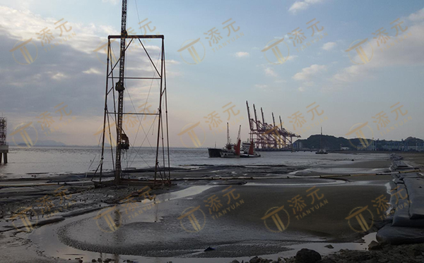 海上船插与潮间带插板、海上铺排同步施工.jpg