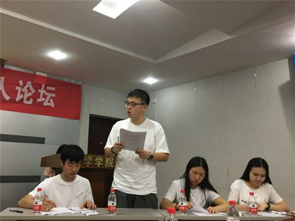 辩论现场:永利官网四位代表.jpg