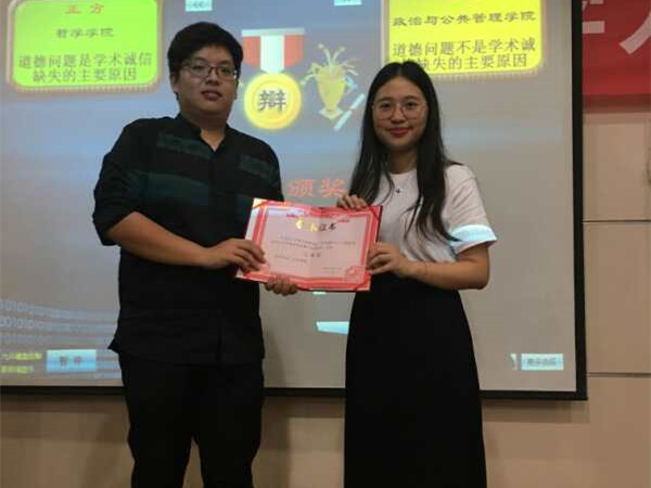 颁奖环节:永利官网代表上台领奖.jpg